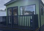 Location vacances Over Kellet - Coworth Deluxe Cabin with Garden-1