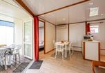 Location vacances  Dordogne - Chalet cosy avec terrasse, idéal pour 6 personnes - Api-1-52-610-1