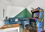 Location vacances  Gare de Ton Pentre - Contractor Comfort Complex Sleeps 11 Cinemapool-3