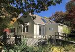 Location vacances Ithaca - The Sunflower - Hot Tub Hideaway on 13 Wooded Acres - Fire Pit - Lake View - Near Keuka & Seneca Lake - Pet-Friendly-1