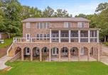 Location vacances Jasper - Arches - Artisan Home On The Main Body Of The Lake, 2 Covered Boat Slips-2