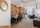 Location vacances Brixham - Sam B's Harbour Cottage Hideaway-2