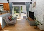 Location vacances  Gare de Ton Pentre - Daffodil Cottage-4