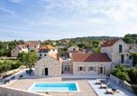 Location vacances Nerežišća - Family friendly house with a swimming pool Skrip, Brac - 26024-1