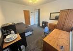 Location vacances  Chatsworth House - Studio sleeps 2 with Parking-1