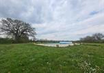 Location vacances  Indre - Maison de vacances en Brenne avec piscine partagée, grand jardin et tout confort inclus - Fr-1-591-329-3