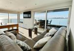 Location vacances Sandown - Modern 2-Bed Coastal Flat in Sandown-1