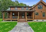 Location vacances  Quechee Gorge - Log Cabin Fireplace Upper Valley - Wooded Chalet-1