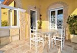 Location vacances Beaucaire - Cozy Home In Jonquière Saint Vincen-2