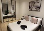 Location vacances  Royaume-Uni - New Modern One-Bedroom Flat in Chertsey-1