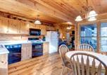 Location vacances Blue Ridge - Dancing Bear - Cherry Log Ga - Dog Friendly Cabin - Mountain Views, Hot Tub, Wood-Burning Fireplace - 15 Minutes to Downtown Blu-3