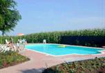 Location vacances  Province de Rovigo - Countryside Bliss with Pool & Tennis-2