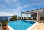 Location vacances Pučišća - Luxury Seafront Villa with Heated Pool, Jacuzzi, Sea View, 150 m from Beach-1