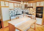 Location vacances La Chapelle-Caro - Three-Bedroom Holiday Home In Ruffiac-4
