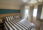 Location vacances Over Kellet - Coworth Deluxe Cabin with Garden-4