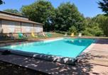 Location vacances  Haute-Vienne - Spacieuse maison avec piscine partagée à Razès-4