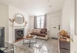 Location vacances Windsor - Cosy Cottage: Your Central Windsor Retreat-1