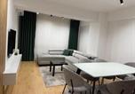 Location vacances  Nakolec - Cozy city apartment Perfect for 2-4