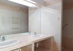 Location vacances Gare SNCF de Saint-Raphaël Valescure - 2 Pièces avec Balcon et Terrasse - Plage à 50m - Clim, Wifi, Parking - Fr-1-466a-17-2