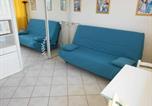 Location vacances  Gard - Studio climatisé avec piscine et parking - Port Camargue - Fr-1-250-239-4
