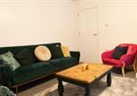 Location vacances  Gare de Swansea - Casa Ysgol Corner Cozy & Modern 2-Bed Ground-Floor Apartment Free Parking & Fast Wifi-1