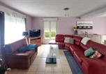 Location vacances Aire-sur-la-Lys - 3 Bedroom Cozy Home In Roquetoire-2