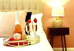 Location vacances Poole - Splash of Colour Bournemouth Sleeps 4 Free Parking-1