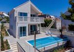Location vacances Selca - Villa Blu Brac A Beautiful 3 Bedroom Villa A Stones Throw To The Beach-1