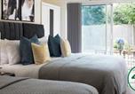 Location vacances Kings Langley - Aisiki Living at Alexandra Road, 2-Bedroom & 2-Bathroom with King or Twin Beds with Free Wi-Fi and Parking Space-1