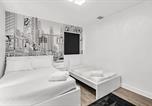 Location vacances Hollywood - Lakefront 4br w Hot Tub Sleeps 12-3