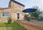 Location vacances  Loire - Gîte cosy avec terrasse, piscine et spa, au cœur de la Côte Roannaise - Fr-1-496-322-1