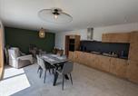 Location vacances Plombières-les-Bains - Gîte avec piscine chauffée, spa et vue sur la vallée - Fr-1-589-655-2