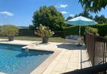 Location vacances La Tour-d'Aigues - Villa spacieuse proche de Marseille avec jardin et piscine privée-3