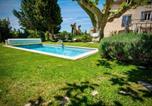 Location vacances Caumont-sur-Durance - Appartement moderne à Avignon avec piscine partagée-1