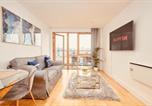 Location vacances Leeds - Deluxe City Apt, River Canal View& Free Parking!-3