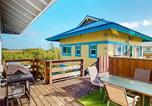 Location vacances Summerland Key - Oceanfront house with dock, kayaks, deck, fast Wifi, central Ac & washer dryer-2