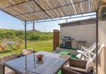 Location vacances La Tour-d'Aigues - Cabanon en pleine nature-2