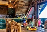 Location vacances  Jaworzyna - Luxury Chalet Strachan - Jacuzzi and Sauna-4