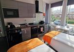 Location vacances  Gare de Norwich - Budget studio apartment ensuite shower & parking-1