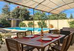 Location vacances Malemort-du-Comtat - Maison Avec Piscine Privée-1