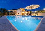 Location vacances Vir - Holiday Home Tanja Vir with heated pool-1