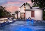 Location vacances Fredericksburg - Katarina Haus - Hot Tub & Fire Pit-1