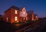 Location vacances Leamington Spa - 4 Bed Business Stay in Warwick Office & Garden-1