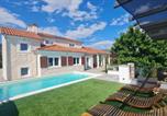 Location vacances  Cathédrale Saint-Jacques de Šibenik - Family friendly house with a swimming pool Dubrava by Sibenik - Dubrava kod Sibenika, Sibenik - 24950-2