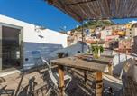 Location vacances  Province d'Oristano - Su Dandaru, the castle view house-1