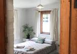 Location vacances Hermanus - Awesome room in surf house-1