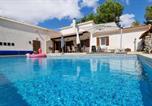 Location vacances Paraza - Cozy Home In Pouzols-Minervois-1