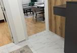 Location vacances  Nakolec - Cozy city apartment Perfect for 2-3