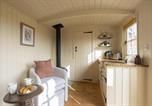 Location vacances Tewkesbury - Riverside Shepherd’s Hut with Hot Tub-4