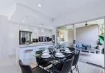 Location vacances Toowong - Park Avenue Luxe Chic Townhouse Sleeps 9, Carpark-3